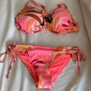 la Vie en Rose tropical looking bikini
